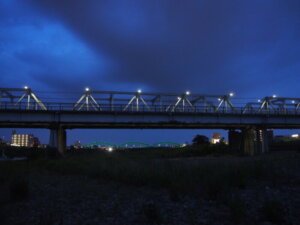 隣の中橋と渡良瀬橋の夜景の写真です。