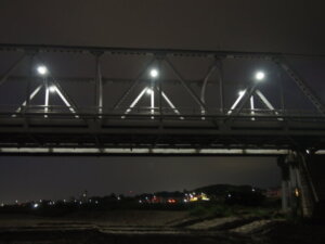 ライトアップされた渡良瀬橋の写真です。Wの文字に見えます。
