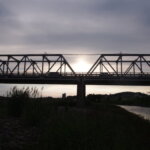 渡良瀬橋と夕日の写真です。
