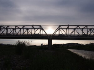 渡良瀬橋と夕日の写真です。
