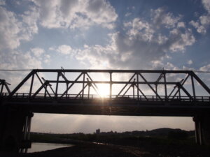 渡良瀬橋と夕日の写真です。