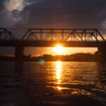 あした天気にな～れ！家路につきたくなるるような夕日と渡良瀬橋の写真です。