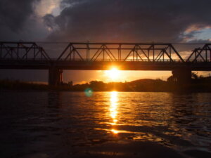 あした天気にな～れ！家路につきたくなるるような夕日と渡良瀬橋の写真です。