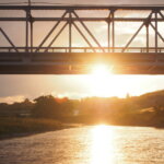 明日の希望を与える夕日と渡良瀬橋の写真です。