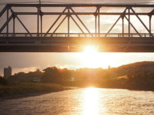 明日の希望を与える夕日と渡良瀬橋の写真です。