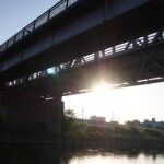 渡良瀬橋の橋脚から臨む朝日の写真です。