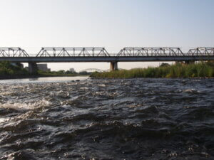 清らかな渡良瀬川の流れと渡良瀬橋の写真です。