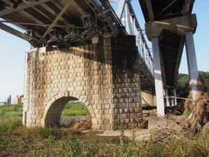 朝日に照らされた渡良瀬橋の美しい橋脚の写真です。