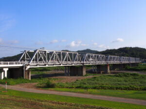 おなじみの角度から、朝日に輝く渡良瀬橋の写真です。