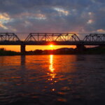 日没に映える渡良瀬橋の写真です。