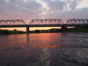 渡良瀬橋の夕日が沈んだ後の余韻の写真です。　