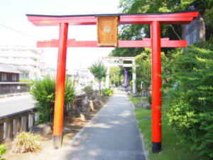 織姫神社女坂「七色の鳥居」の写真です。