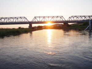 夕日が沈む渡良瀬橋の写真です。