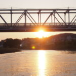 夕日に輝く渡良瀬橋の写真です。