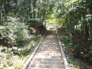 「御嶽神社」に向かう階段の写真です。