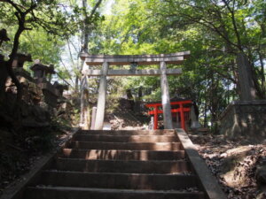 「御嶽神社」の鳥居の写真です。