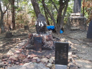 別名「三日月神社」とも呼ばれる所以の石の写真です。