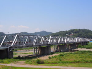 渡良瀬川右岸下流側から見た渡良瀬橋の写真です。