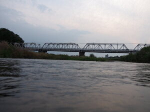 渡良瀬川下流から臨む渡良瀬橋の写真です。