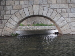 渡良瀬橋の橋脚の写真です。