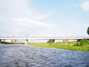 虹と渡良瀬橋の写真です。