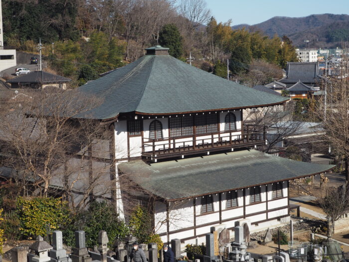山から望む法楽寺の写真です。
