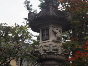 新藤氏庭園：十二支が彫られた燈籠の写真です。