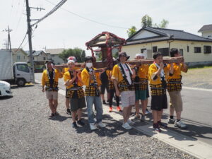 西新井町石上神社夏祭り神輿巡行の写真です。