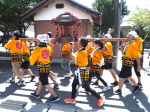 西新井町石上神社夏祭り神輿巡行の写真です。