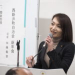 西新井町自治会：新年会で挨拶する市議会議員の写真です。