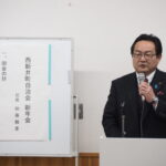 西新井町自治会：新年会で挨拶する市議会議員の写真です。