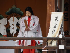 下野國一社八幡宮：奉納神楽「天狗の舞」の写真です。