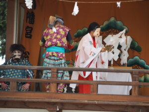 下野國一社八幡宮：奉納神楽「天岩戸」の写真です。