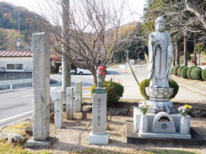 萬福寺　阿弥陀如来像と念仏小僧の写真です。