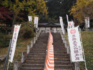 樺崎八幡宮の参道の写真です。