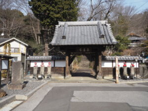 長林寺 参道と山門の写真です。