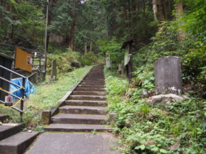 行道山浄因寺入り口の写真です。
