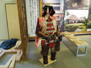 会館内の鎧甲の写真です。