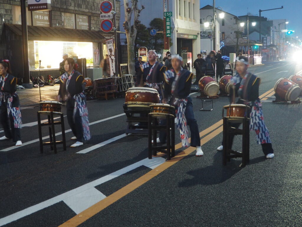 太鼓をたたく黎明座の写真です。