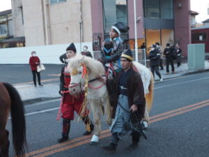 市内を練り歩く足利鎧行列の写真です。