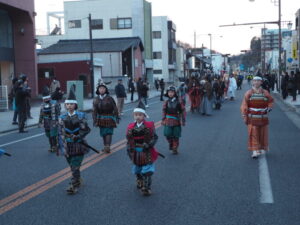 市内を練り歩く足利鎧行列の写真です。