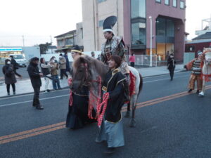 市内を練り歩く足利鎧行列の写真です。