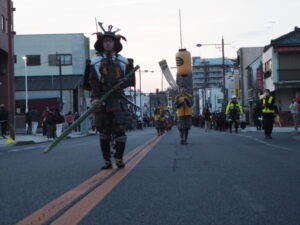 市内を練り歩く足利鎧行列の写真です。