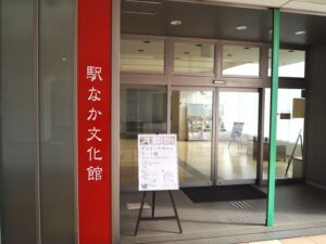 ゆるゆる筆文字：デコリーナサロンアート展の写真です。