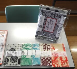 ゆるゆる筆文字：デコリーナサロンアート展の写真です。