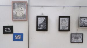 ゆるゆる筆文字：デコリーナサロンアート展の写真です。
