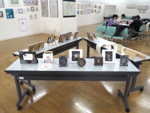 ゆるゆる筆文字：デコリーナサロンアート展の写真です。