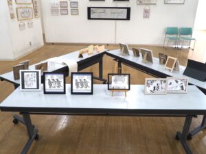 ゆるゆる筆文字：デコリーナサロンアート展の写真です。