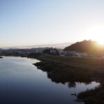 渡良瀬橋と浅間山から登る朝日の写真です。