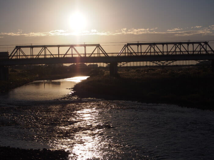 渡良瀬橋と朝日の写真です。